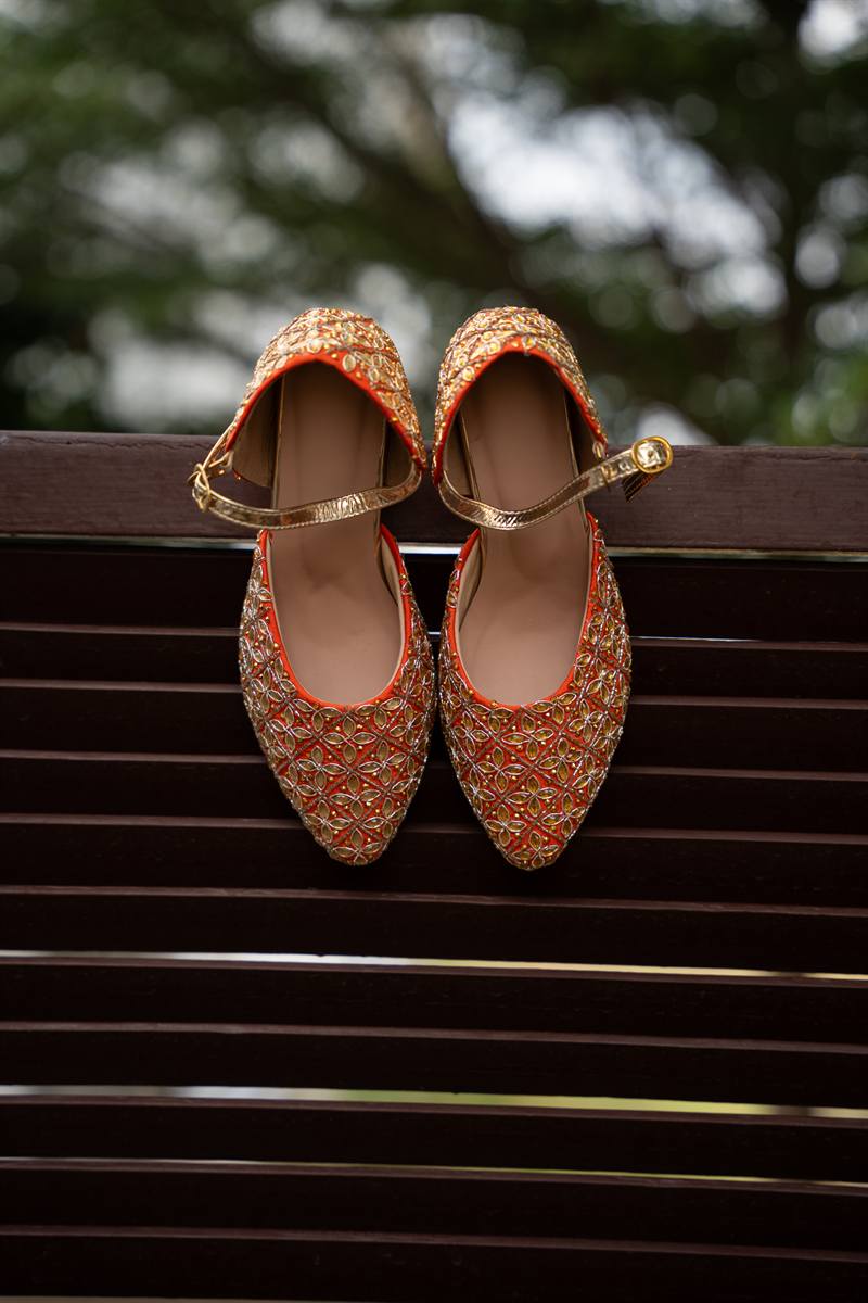 Peach Zari Juttis